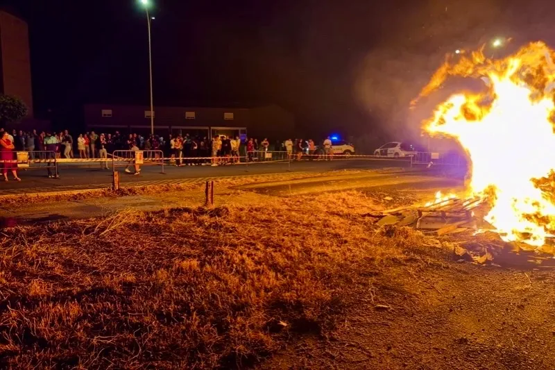 Foto 4 - Pe&ntilde;aranda celebra una noche de fuego y deseos junto a la hoguera de San Juan