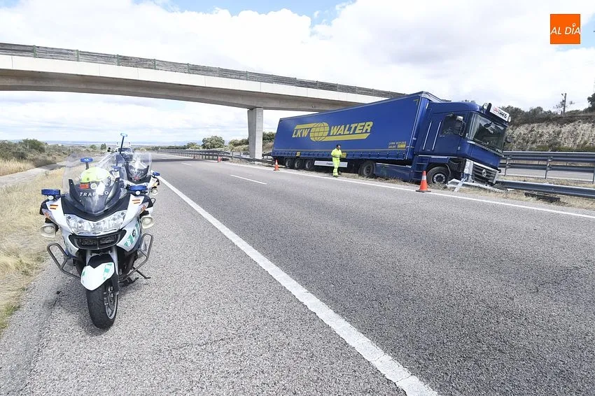 Camión sufre accidente en la A/62 a la altura de Fuentes de Oñoro/ Fotos: Adrián M.Pastor