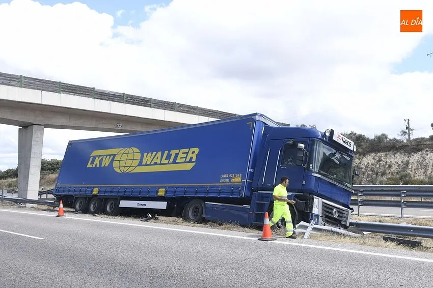 Camión sufre accidente en la A/62 a la altura de Fuentes de Oñoro/ Fotos: Adrián M.Pastor
