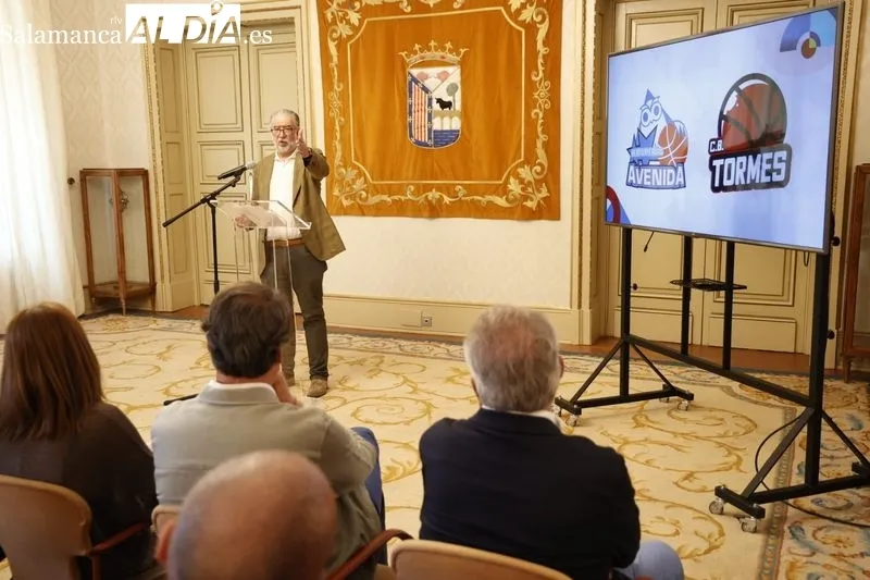Presentación en el Ayuntamiento de Salamanca del acuerdo del CB Avenida con el CB Tormes