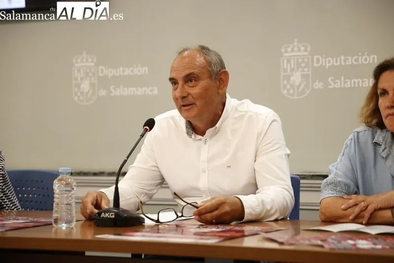 La diputada comarcal, Pilar Sánchez, y el alcalde de Linares de Riofrío, José Martín, presentan la 'Fiesta de la Fresa' y la 'Feria Agroalimentaria y de Artesanía Sierra Quilama'