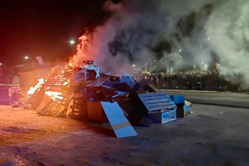 Foto 6 - Pe&ntilde;aranda celebra una noche de fuego y deseos junto a la hoguera de San Juan