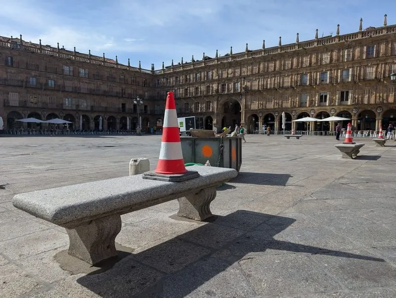 Instalación de bancos, este jueves, en la Plaza Mayor. Foto: David Sañudo