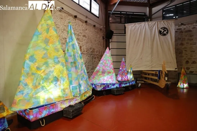 El alcalde de Salamanca, Carlos García Carbayo, y Jesús Garrote, director de la Casa Escuela Santiago Uno, presentan los ‘Barcos de fuego’. Foto de David Sañudo