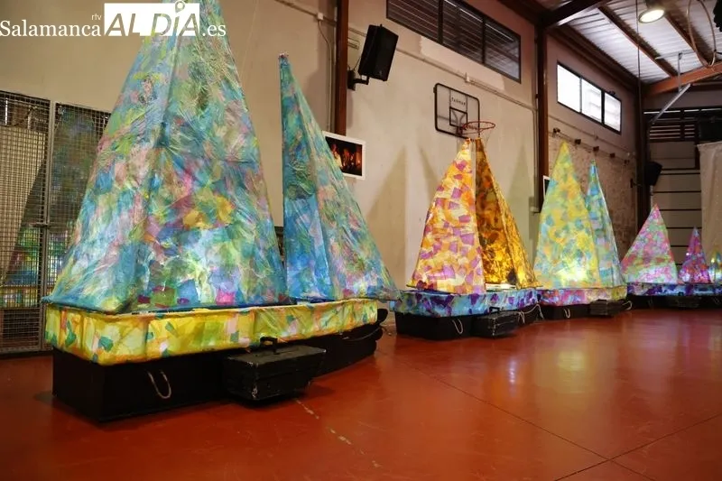 El alcalde de Salamanca, Carlos García Carbayo, y Jesús Garrote, director de la Casa Escuela Santiago Uno, presentan los ‘Barcos de fuego’. Foto de David Sañudo
