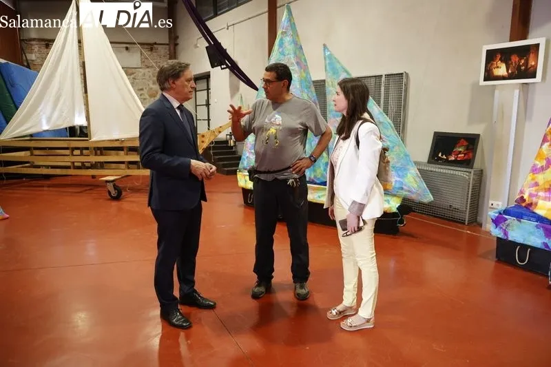 El alcalde de Salamanca, Carlos García Carbayo, y Jesús Garrote, director de la Casa Escuela Santiago Uno, presentan los ‘Barcos de fuego’. Foto de David Sañudo