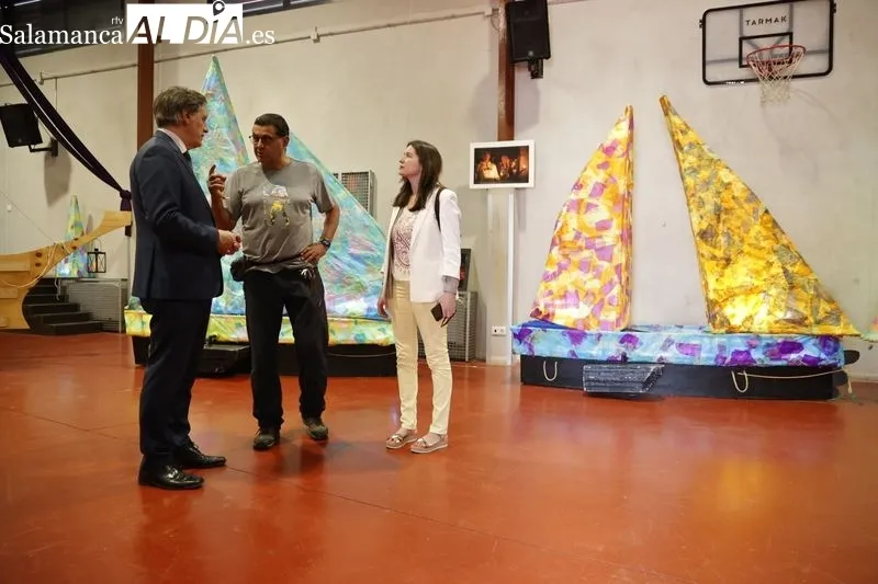 El alcalde de Salamanca, Carlos García Carbayo, y Jesús Garrote, director de la Casa Escuela Santiago Uno, presentan los ‘Barcos de fuego’. Foto de David Sañudo
