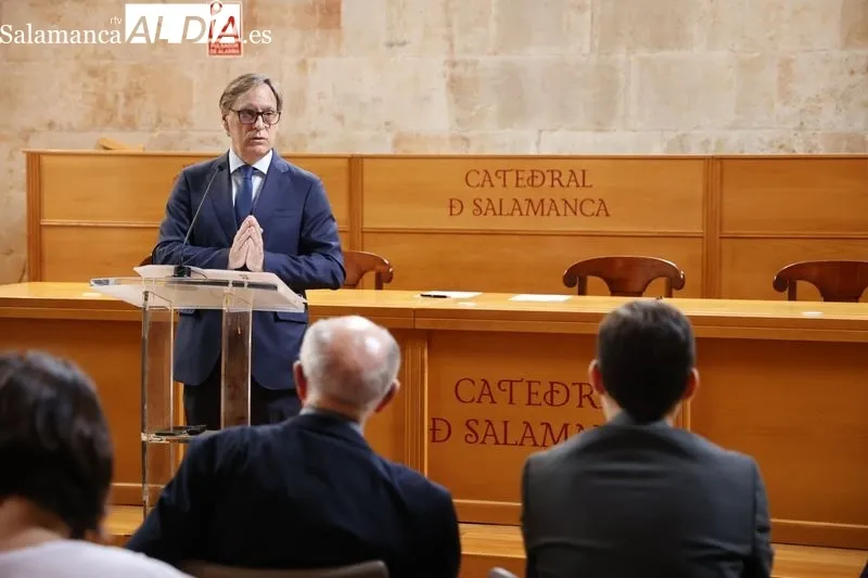 El alcalde de Salamanca, Carlos García Carbayo, y el deán del Cabildo de la Catedral de Salamanca, Antonio Matilla, han firmado hoy un convenio  para acometer mejoras en Ieronimus. Foto de David Sañudo