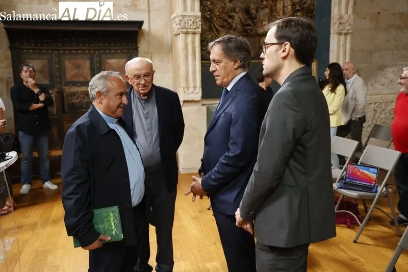 El alcalde de Salamanca, Carlos García Carbayo, y el deán del Cabildo de la Catedral de Salamanca, Antonio Matilla, han firmado hoy un convenio  para acometer mejoras en Ieronimus. Foto de David Sañudo
