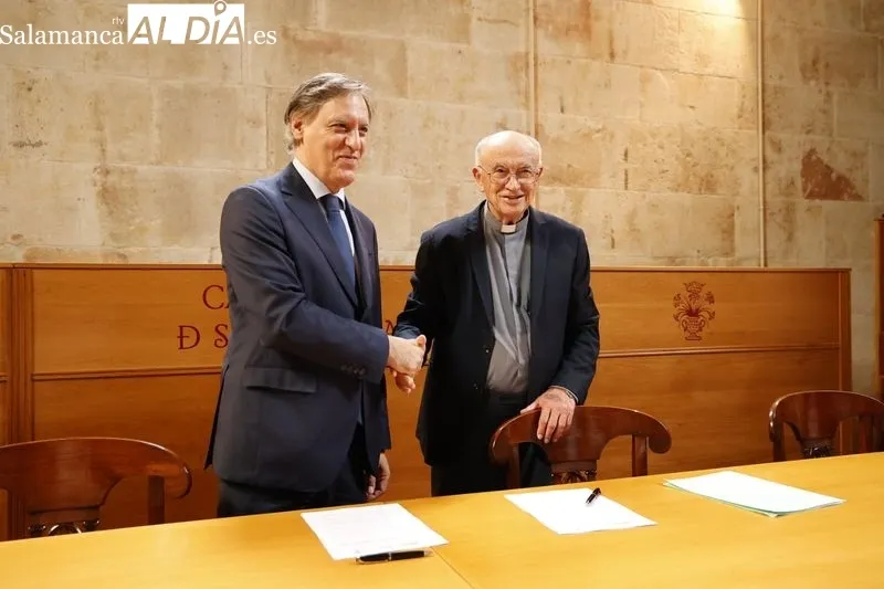 El alcalde de Salamanca, Carlos García Carbayo, y el deán del Cabildo de la Catedral de Salamanca, Antonio Matilla, han firmado hoy un convenio  para acometer mejoras en Ieronimus. Foto de David Sañudo