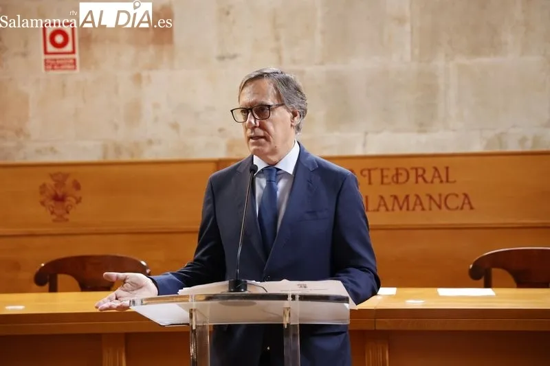El alcalde de Salamanca, Carlos García Carbayo, y el deán del Cabildo de la Catedral de Salamanca, Antonio Matilla, han firmado hoy un convenio  para acometer mejoras en Ieronimus. Foto de David Sañudo