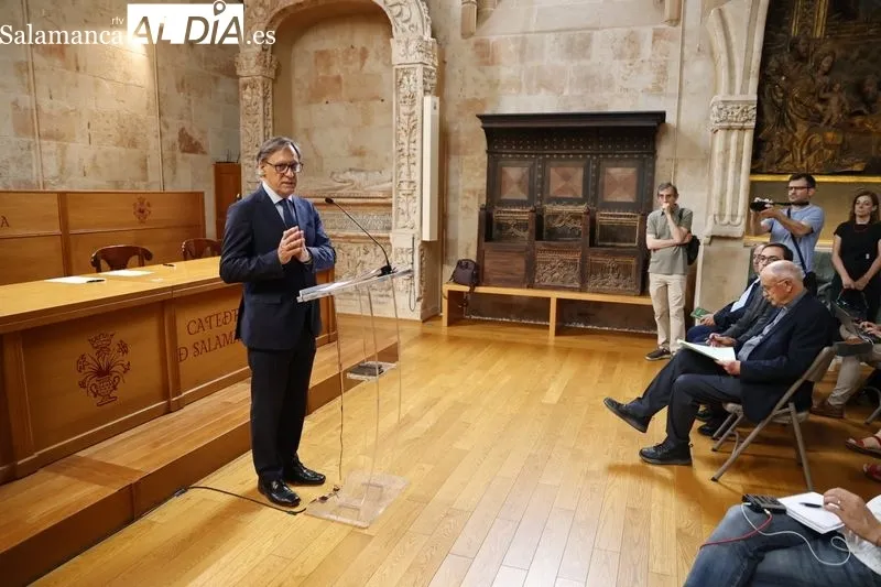 El alcalde de Salamanca, Carlos García Carbayo, y el deán del Cabildo de la Catedral de Salamanca, Antonio Matilla, han firmado hoy un convenio  para acometer mejoras en Ieronimus. Foto de David Sañudo