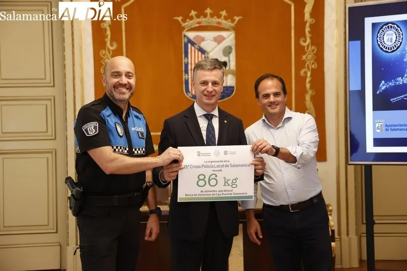 Entrega de las donaciones del 25º Cross de la Policía Local. Foto de David Sañudo