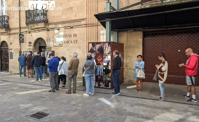 Cola en la Rúa Mayor ante la tienda de Unionistas para la renovación de los carnés. Foto de David Sañudo