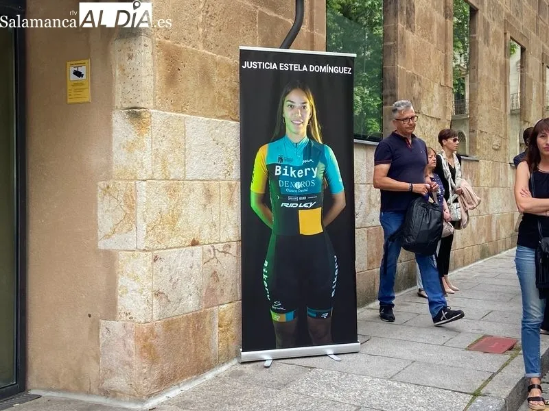 Concentración frente a los Juzgados de Salamanca antes del juicio por el atropello mortal de la ciclista Estela Domínguez. Foto: Vanesa Martins