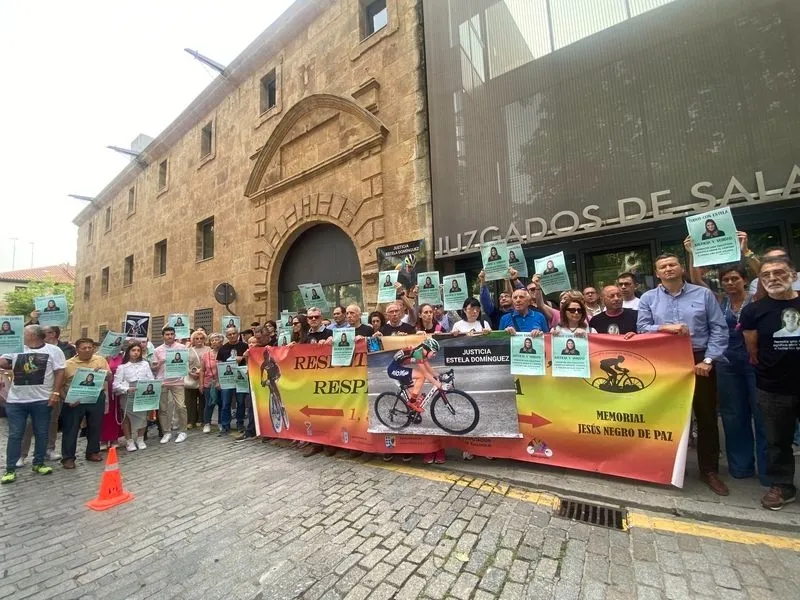 Concentración frente a los Juzgados de Salamanca antes del juicio por el atropello mortal de la ciclista Estela Domínguez. Foto: Vanesa Martins