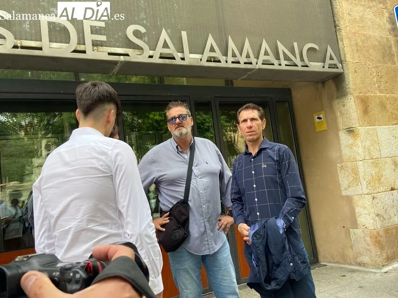 Concentración frente a los Juzgados de Salamanca antes del juicio por el atropello mortal de la ciclista Estela Domínguez. Foto: Vanesa Martins