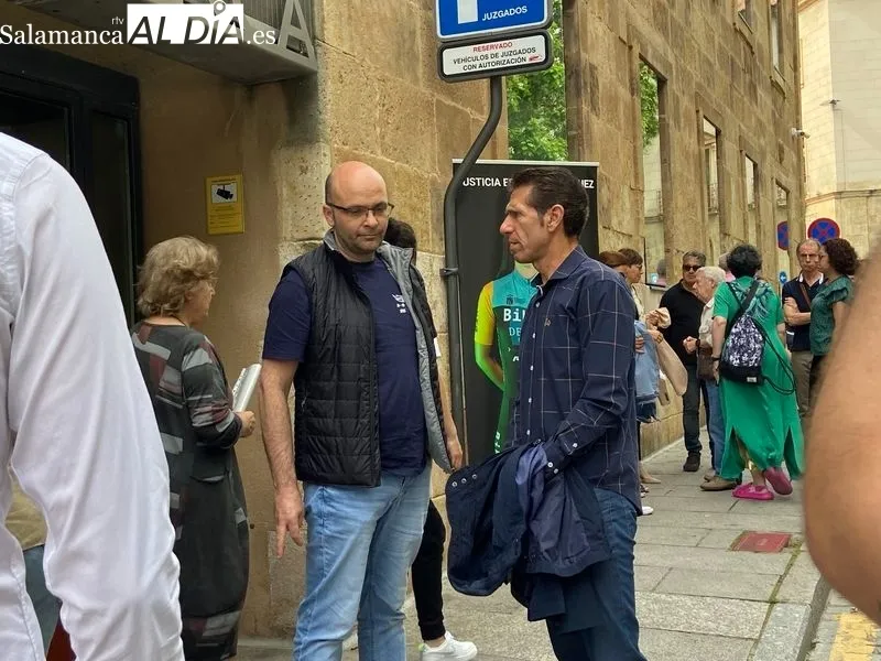 Concentración frente a los Juzgados de Salamanca antes del juicio por el atropello mortal de la ciclista Estela Domínguez. Foto: Vanesa Martins
