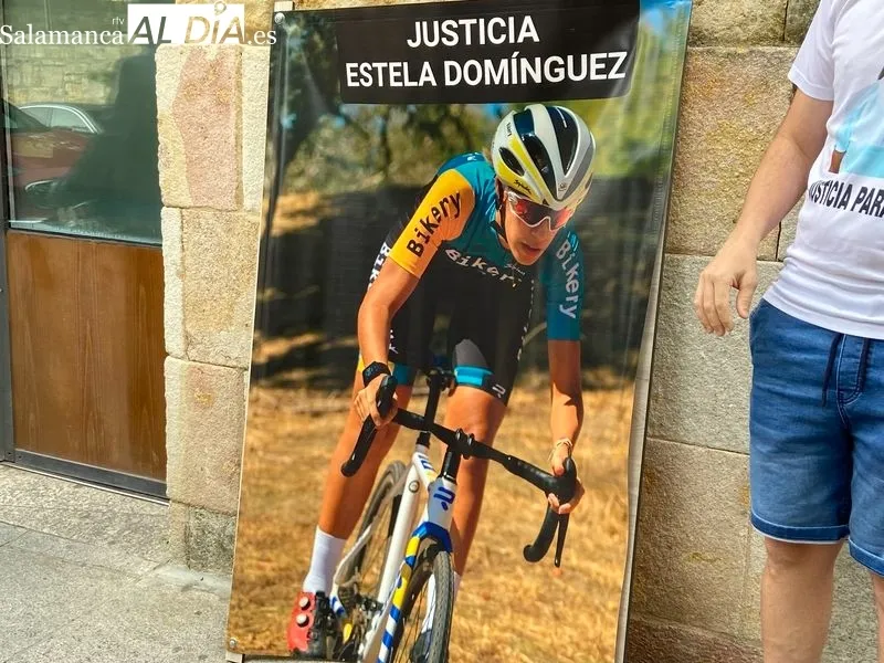 Concentración frente a los Juzgados de Salamanca antes del juicio por el atropello mortal de la ciclista Estela Domínguez. Foto: Vanesa Martins