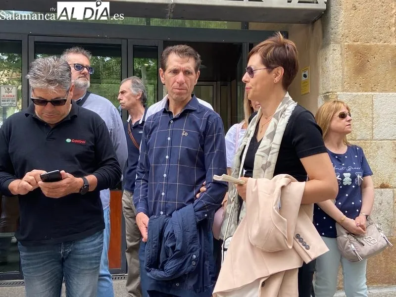 Concentración frente a los Juzgados de Salamanca antes del juicio por el atropello mortal de la ciclista Estela Domínguez. Foto: Vanesa Martins