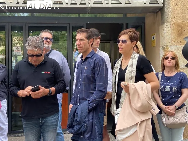 Concentración frente a los Juzgados de Salamanca antes del juicio por el atropello mortal de la ciclista Estela Domínguez. Foto: Vanesa Martins