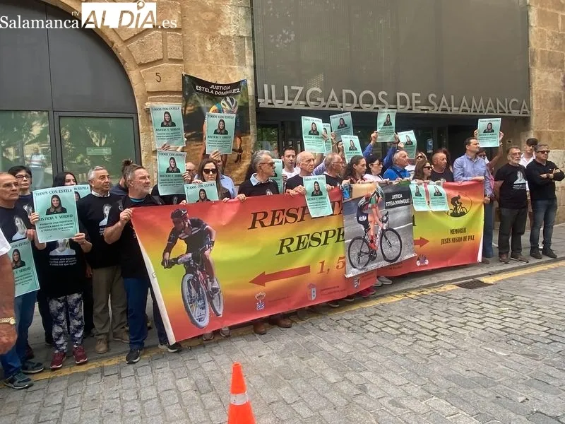 Concentración frente a los Juzgados de Salamanca antes del juicio por el atropello mortal de la ciclista Estela Domínguez. Foto: Vanesa Martins
