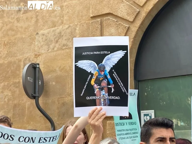 Concentración frente a los Juzgados de Salamanca antes del juicio por el atropello mortal de la ciclista Estela Domínguez. Foto: Vanesa Martins