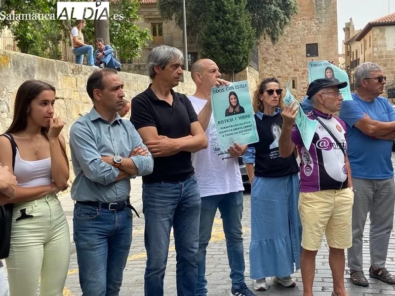 Concentración frente a los Juzgados de Salamanca antes del juicio por el atropello mortal de la ciclista Estela Domínguez. Foto: Vanesa Martins
