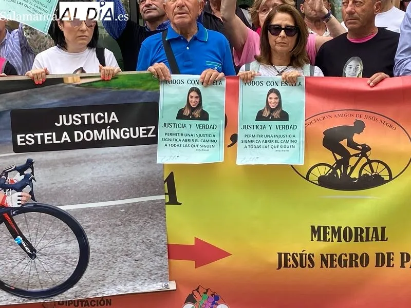 Concentración frente a los Juzgados de Salamanca antes del juicio por el atropello mortal de la ciclista Estela Domínguez. Foto: Vanesa Martins