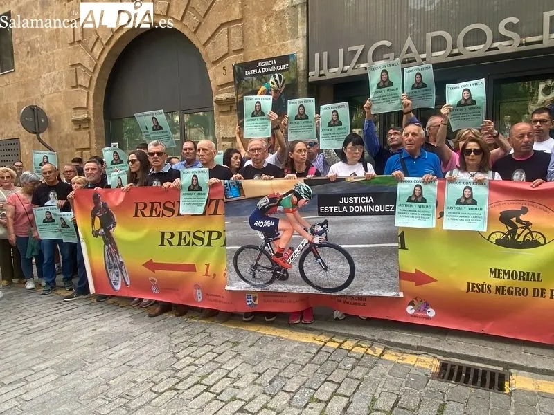 Concentración frente a los Juzgados de Salamanca antes del juicio por el atropello mortal de la ciclista Estela Domínguez. Foto: Vanesa Martins