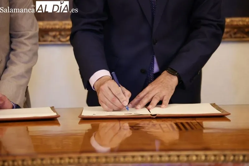 Firma del convenio entre el Ayuntamiento de Salamanca y el Startup Olé. Foto de David Sañudo