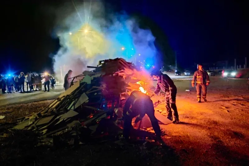 Foto 5 - Pe&ntilde;aranda celebra una noche de fuego y deseos junto a la hoguera de San Juan
