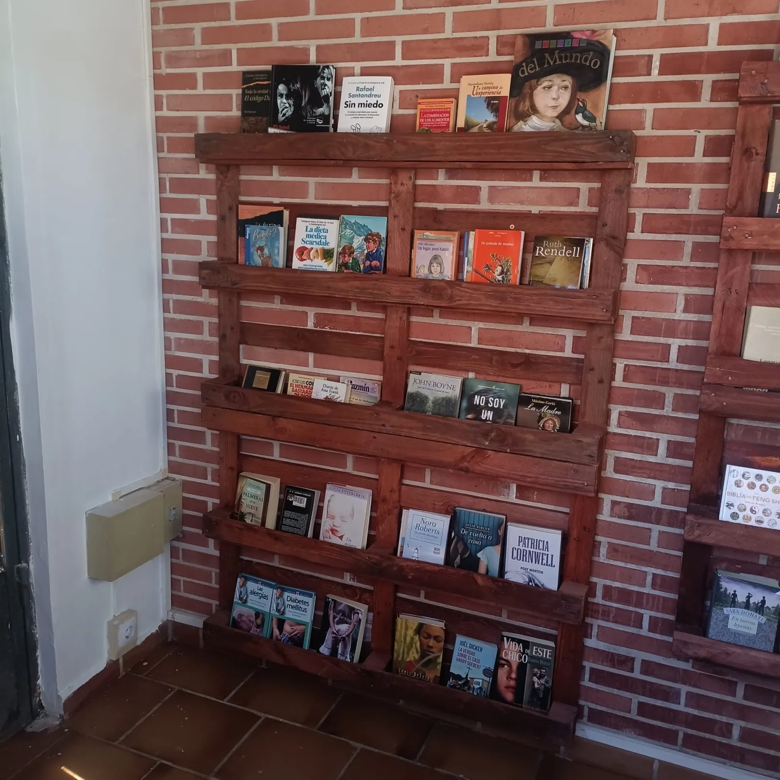 Foto 3 - El grupo Acomunidad pone en marcha con gran ilusi&oacute;n su nuevo punto de intercambio y pr&eacute;stamo de libros