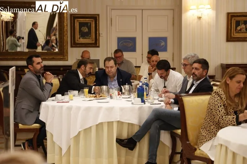 El secretario general del PP de Salamanca, David Mingo, el vicesecretario de Economía del PP, Juan Bravo, y el candidato al Parlamento Europeo, Raúl de la Hoz, con representantes de la industria del Español. Foto: D. Sañudo