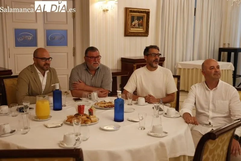 El secretario general del PP de Salamanca, David Mingo, el vicesecretario de Economía del PP, Juan Bravo, y el candidato al Parlamento Europeo, Raúl de la Hoz, con representantes de la industria del Español. Foto: D. Sañudo