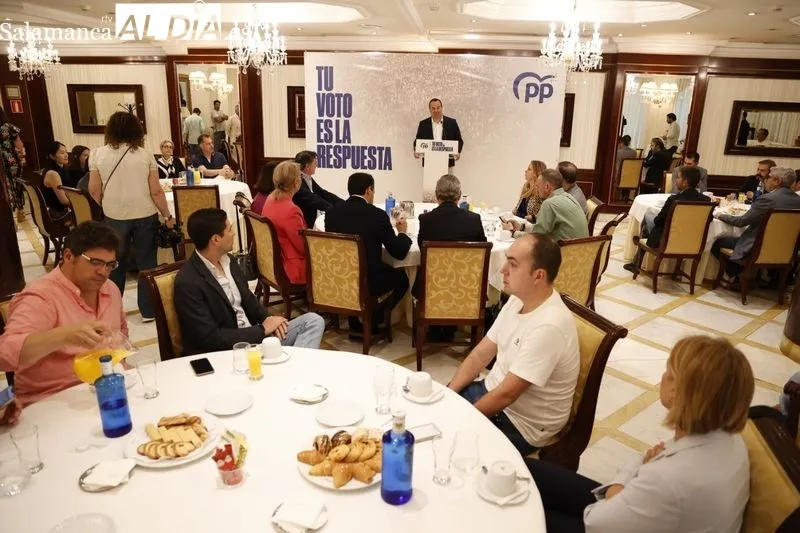 El secretario general del PP de Salamanca, David Mingo, el vicesecretario de Economía del PP, Juan Bravo, y el candidato al Parlamento Europeo, Raúl de la Hoz, con representantes de la industria del Español. Foto: D. Sañudo