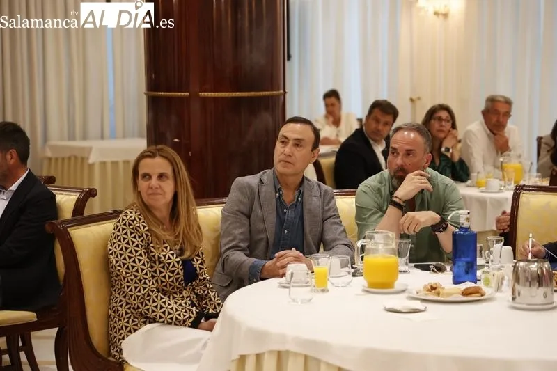 El secretario general del PP de Salamanca, David Mingo, el vicesecretario de Economía del PP, Juan Bravo, y el candidato al Parlamento Europeo, Raúl de la Hoz, con representantes de la industria del Español. Foto: D. Sañudo