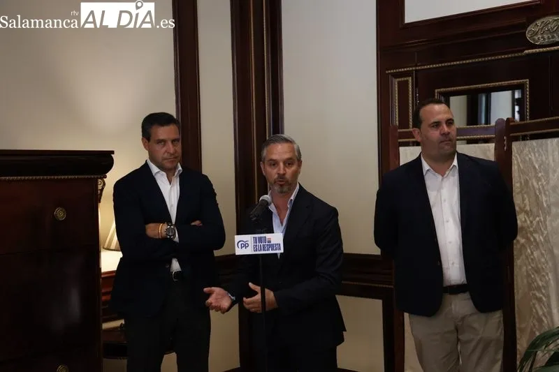 El secretario general del PP de Salamanca, David Mingo, el vicesecretario de Economía del PP, Juan Bravo, y el candidato al Parlamento Europeo, Raúl de la Hoz, con representantes de la industria del Español. Foto: D. Sañudo