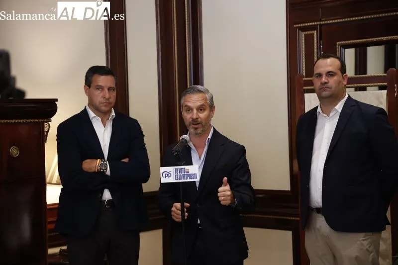 El secretario general del PP de Salamanca, David Mingo, el vicesecretario de Economía del PP, Juan Bravo, y el candidato al Parlamento Europeo, Raúl de la Hoz, con representantes de la industria del Español. Foto: D. Sañudo
