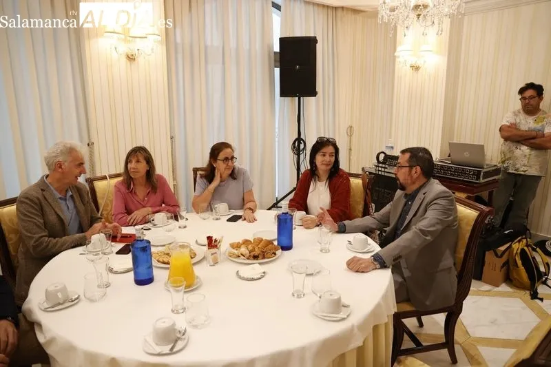 El secretario general del PP de Salamanca, David Mingo, el vicesecretario de Economía del PP, Juan Bravo, y el candidato al Parlamento Europeo, Raúl de la Hoz, con representantes de la industria del Español. Foto: D. Sañudo