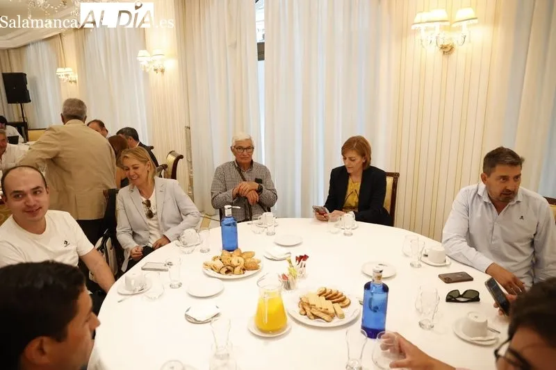 El secretario general del PP de Salamanca, David Mingo, el vicesecretario de Economía del PP, Juan Bravo, y el candidato al Parlamento Europeo, Raúl de la Hoz, con representantes de la industria del Español. Foto: D. Sañudo