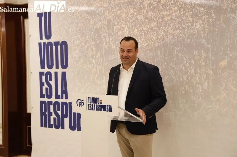 El secretario general del PP de Salamanca, David Mingo, el vicesecretario de Economía del PP, Juan Bravo, y el candidato al Parlamento Europeo, Raúl de la Hoz, con representantes de la industria del Español. Foto: D. Sañudo