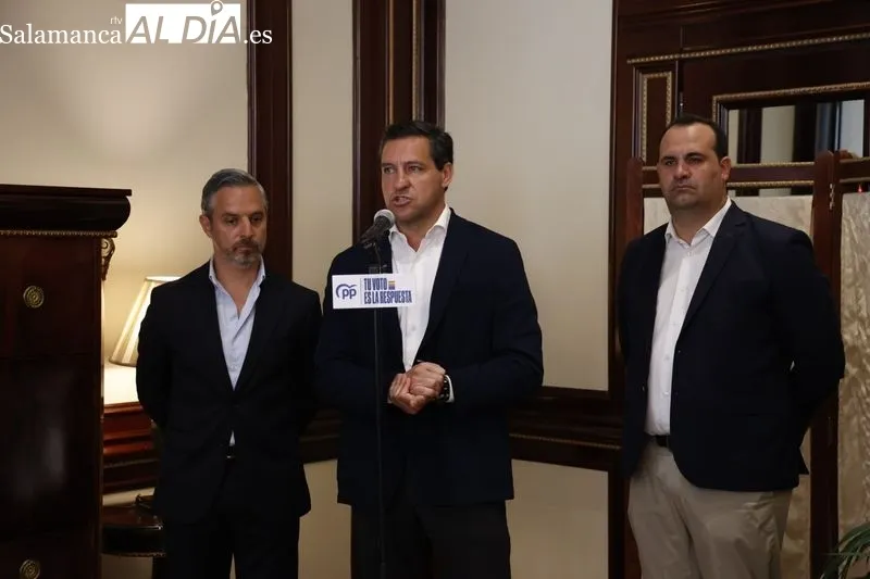 El secretario general del PP de Salamanca, David Mingo, el vicesecretario de Economía del PP, Juan Bravo, y el candidato al Parlamento Europeo, Raúl de la Hoz, con representantes de la industria del Español. Foto: D. Sañudo
