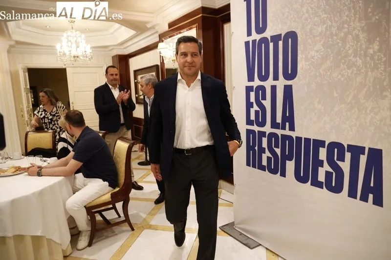 El secretario general del PP de Salamanca, David Mingo, el vicesecretario de Economía del PP, Juan Bravo, y el candidato al Parlamento Europeo, Raúl de la Hoz, con representantes de la industria del Español. Foto: D. Sañudo