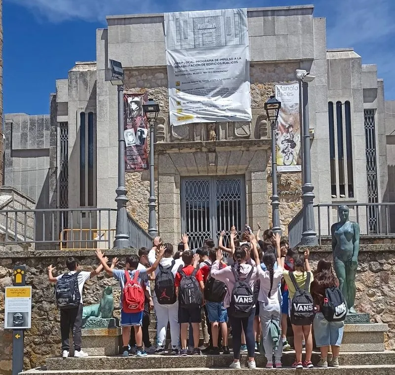 Uno de los grupos de escolares de Béjar que ha participado en la  ruta Mateo Hernández