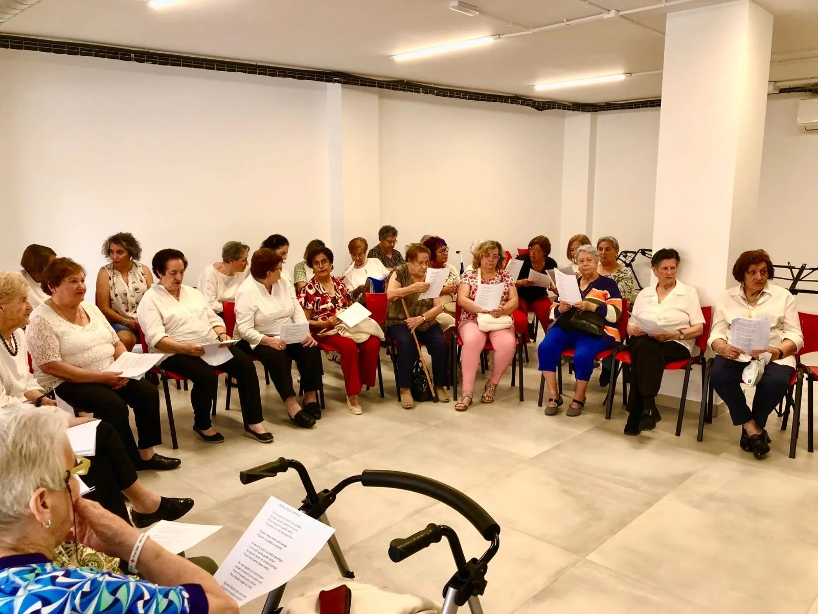 Foto 3 - Un recital despide el curso para los nuevos talleres de canto para mayores y voluntariado de Cruz Roja