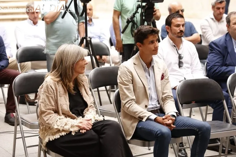Presentación en el Palacio de la Salina de la corrida de toros benéfica a favor de La Fundación 'La Sonrisa de María'. Foto de David Sañudo