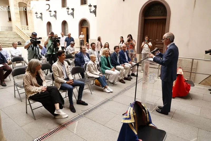 Presentación en el Palacio de la Salina de la corrida de toros benéfica a favor de La Fundación 'La Sonrisa de María'. Foto de David Sañudo