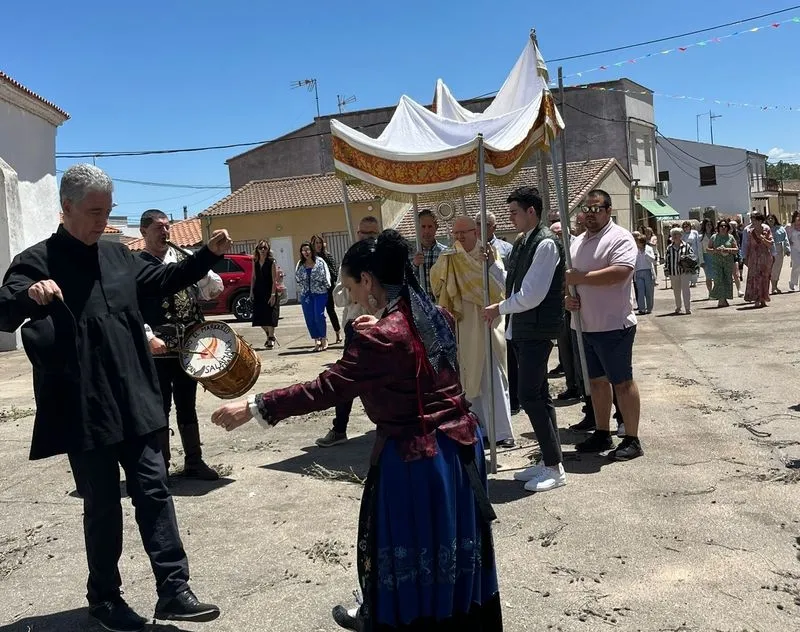 Foto 5 - Encinas se viene arriba con las fiestas del Domingo del Se&ntilde;or