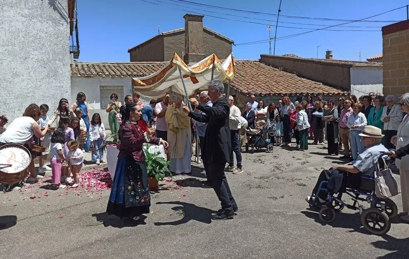 Foto 2 - Encinas se viene arriba con las fiestas del Domingo del Se&ntilde;or